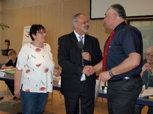 Vize-Präsidentin Lilo Löser-Dechert und HKBV-Vorsitzender Hans-Peter Fink gratulieren Jochen